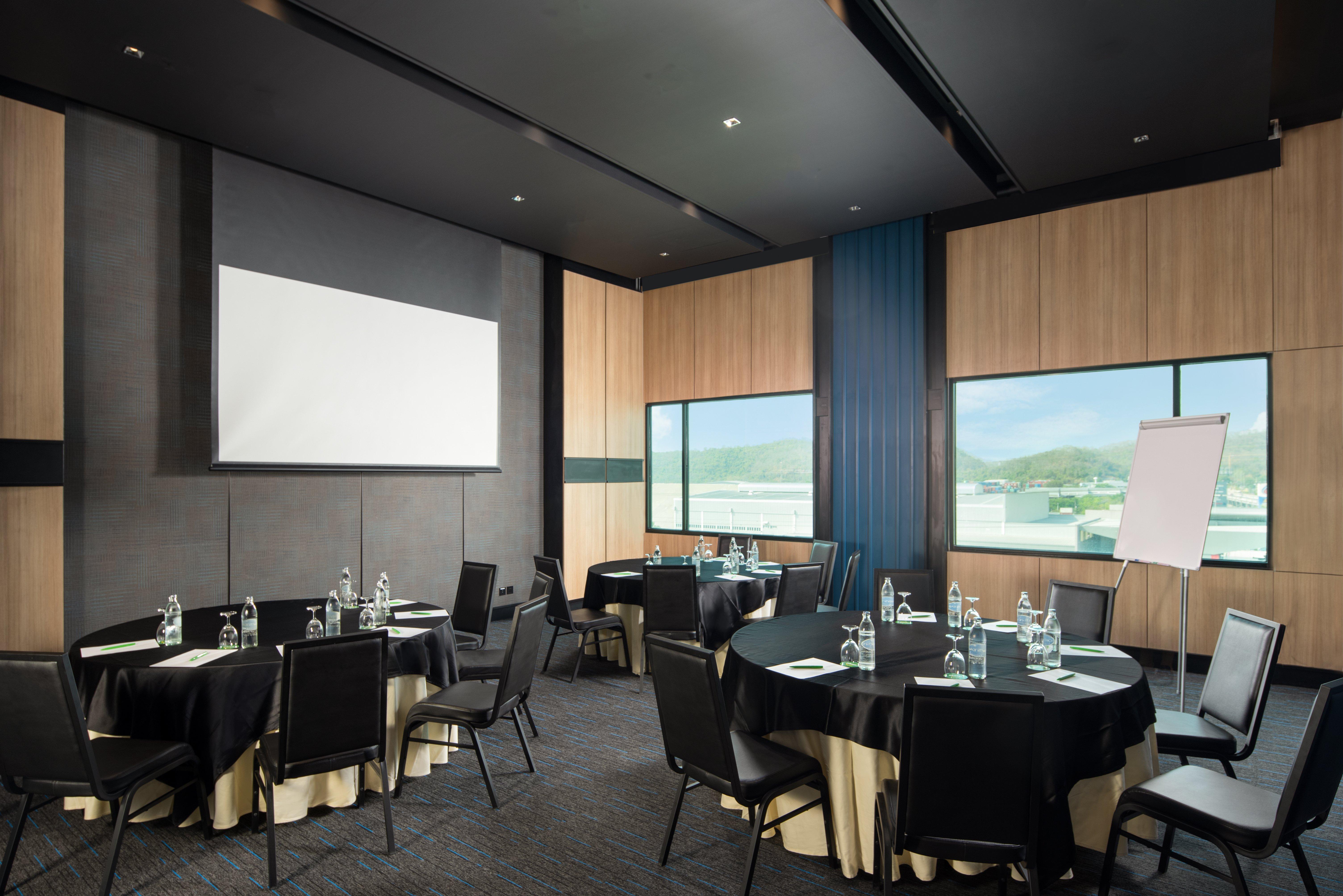 Holiday Inn & Suites Siracha Laemchabang By Ihg Сирача Экстерьер фото
